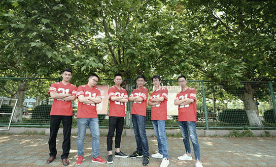 用户滑动卡片时,指尖轻触,动画即时响应。